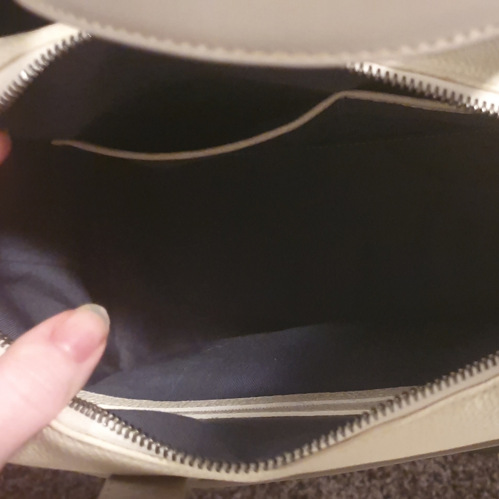 A handbag👜 - Picture 3 of 8